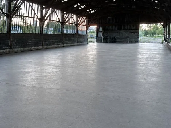 Grand hangar bétonné 1950 m² — Bord de mer, Coutances (Manche)