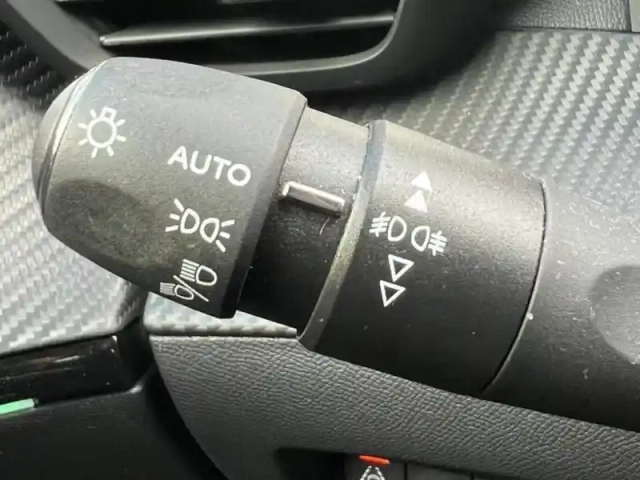 Peugeot 2008 e- 136ch gt — photo 15