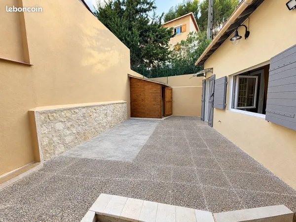 À louer - Studio meublé de 16,61 m² avec cour privative