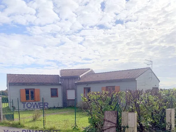 THORS 17160 - Maison 6 piéces de plain pied de 127 m2 habitables édifiée sur 1000 m2 avec garage.