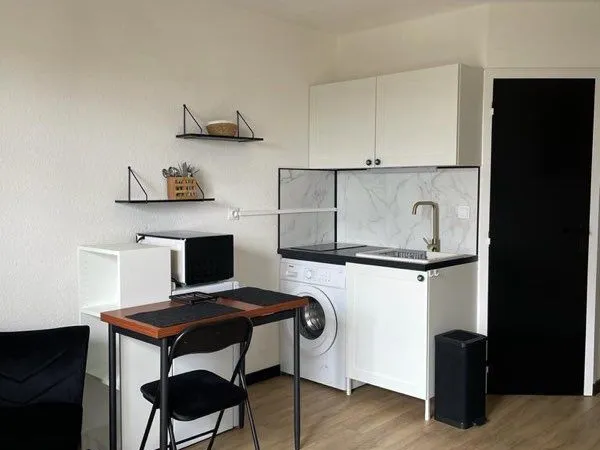 Studio lumineux avec balcon