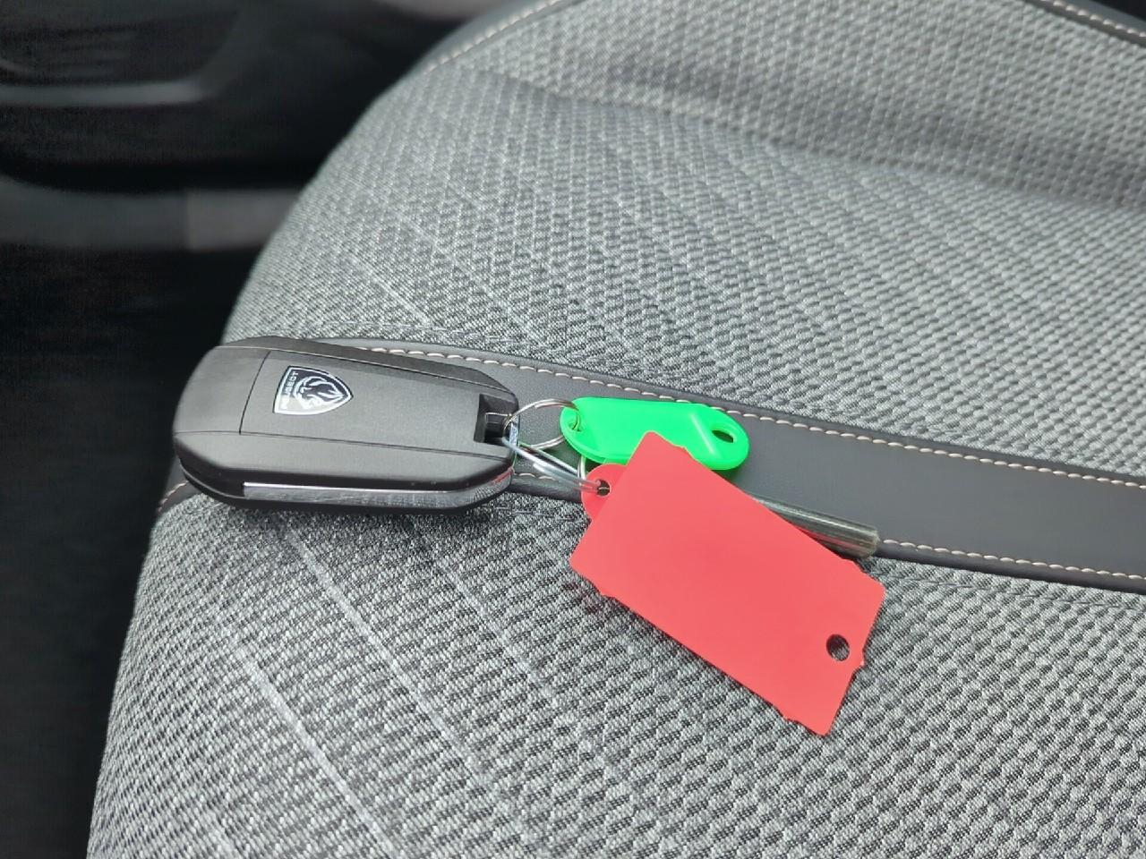 Peugeot 2008 hybrid 145 e-dcs6 allure — photo 28