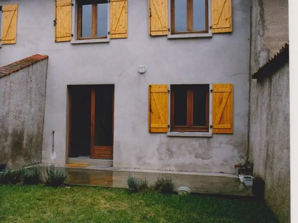 MAISON avec coure a loué
