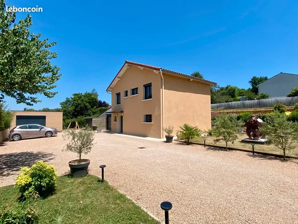 Maison individuelle avec deux appartements indépendants - Terrain arboré de 1046 m² - Alix