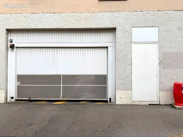 À louer - Place de parking couverte et sécurisée - Quartier Tréfilerie (Saint-Étienne)