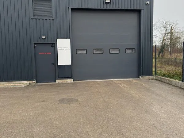 Local commercial 130m2 + auvent de 50m et cour privative de 500m2 clos et sécurisé