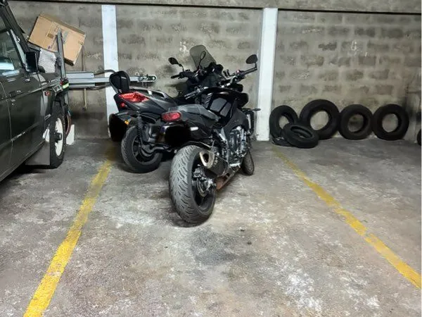 Parking moto / scooter
