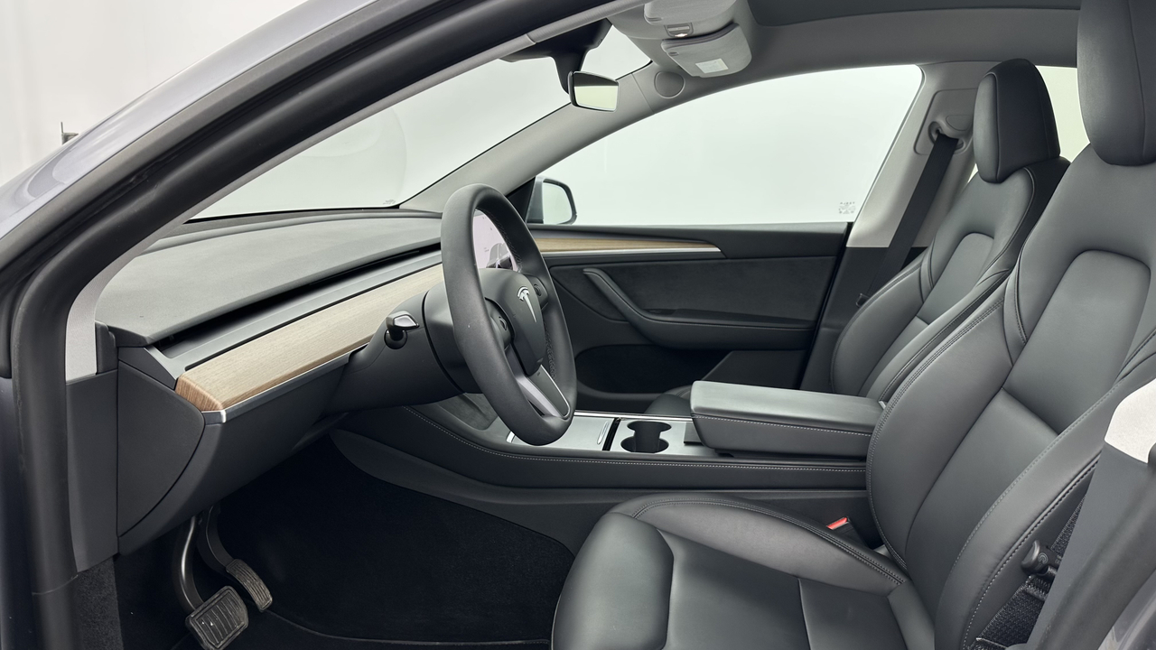 Tesla MODEL Y Standard RWD — photo 10