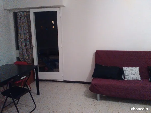 Grande chambre bien aménagée en colocation dans un T5