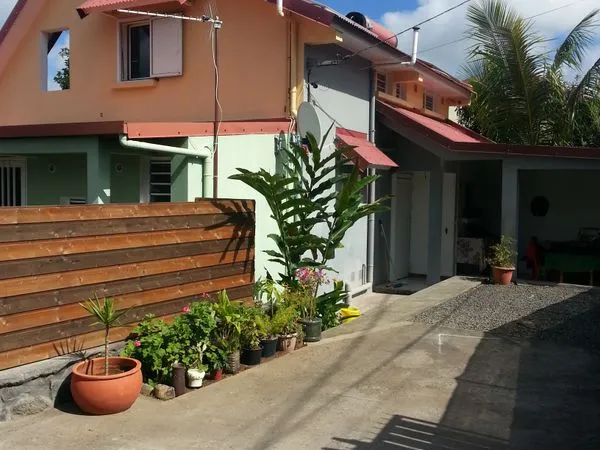 Ensemble de trois logements dans une villa, 400m2 de terrain, 2 cours