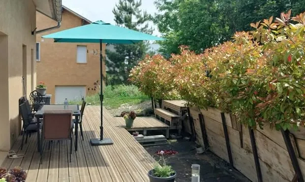 Appartement de 121m² avec mezzanine terrasse et parking dans une maison divisée en 2 logments