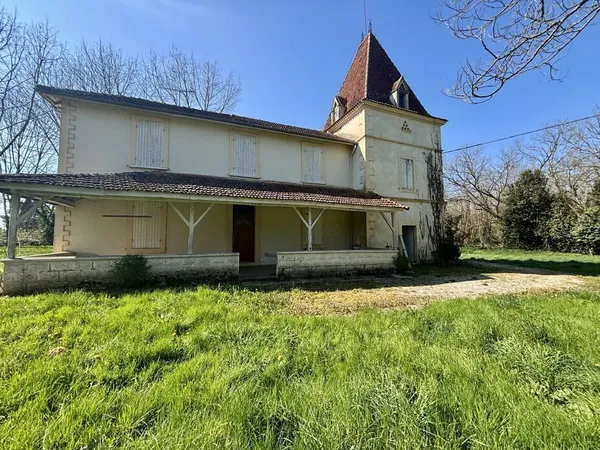 Corps de ferme avec grange, pigeonnier et terres irrigables