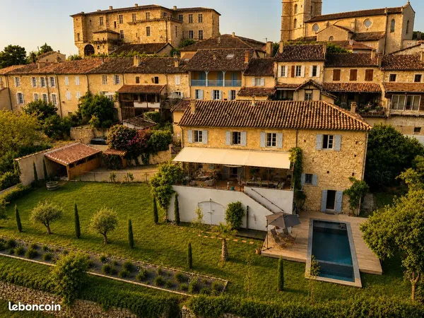 Villa en pierre avec piscine à débordement. Située au premier rang du village historique de Lavarden