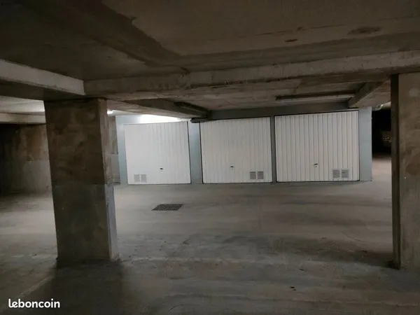 Grand-box de 15 m² au 1er sous-sol - centre ville place du marché- OZOIR la Ferrière