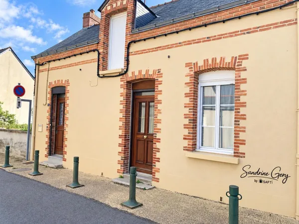 Maison de village avec trois chambres, jardin clos, ravalement récent et poêle à granulés. Un intéri