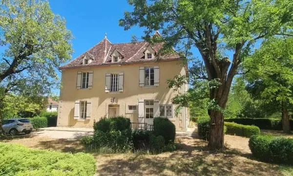 Maison de maître avec piscine et dépendances