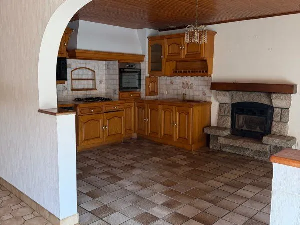 Maison en pierre dans le bourg de lieuron