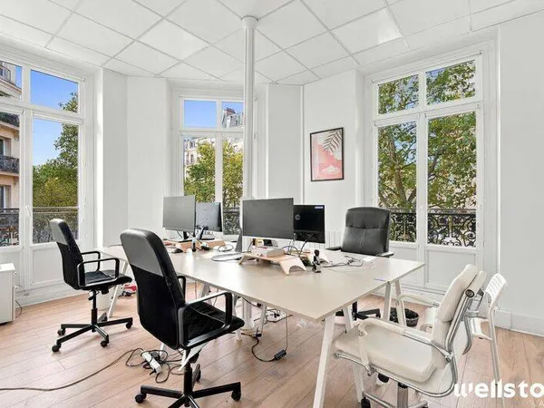 Bureau 275 m²