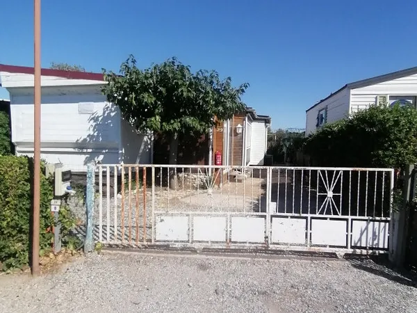 Parcelle de terrain de camping 105 m2 avec mobil home et ava