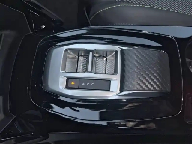 Peugeot 2008 hybrid 145 e-dcs6 — photo 14
