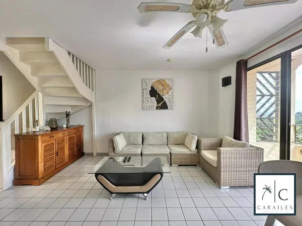 Dernier étage – Duplex 2 chambres meublé avec aperçu mer