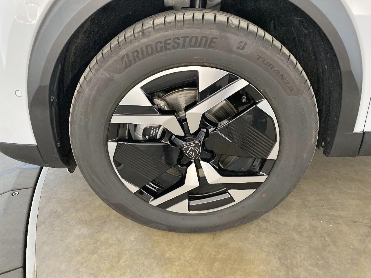 Peugeot 2008 hybrid 145 ch e-dcs6 allure — photo 11