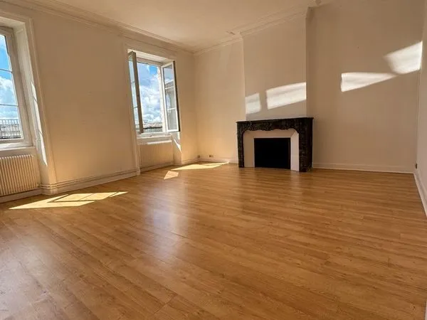Vends Angoulême / Plateau-Mairie-Théâtre / - vues dégagées / 1er étage sans vis-à vis - 2 chambres