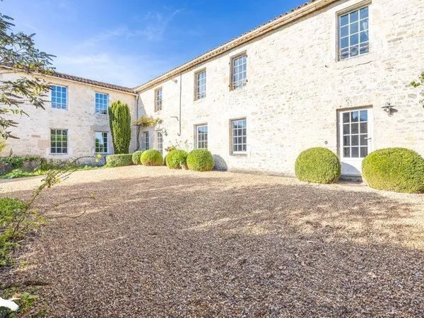 Maison 10 pièces 305 m²