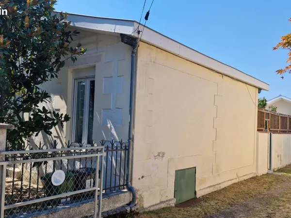 Bureaux professionnels neufs dans une maison, avec doubles entrées, stationnements, Jardin., idéalem