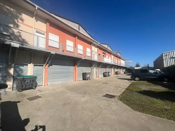 Location Local Commercial / Entrepôt à Mandres-les-Roses - 231 m2