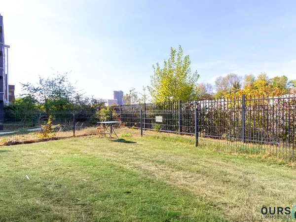 Un beau 3 pièces en parfait état avec un grand jardin et park