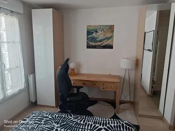 Loue grande chambre chez l'habitant (SdB et WC privatifs) pour étudiant(e)- 17m²