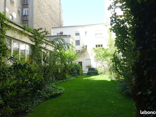 Local 205 m² Paris