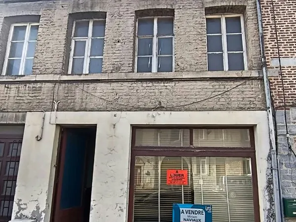 Local commercial 50 m2 avec appartement de 75 m2 à l'étage à louer à Givet