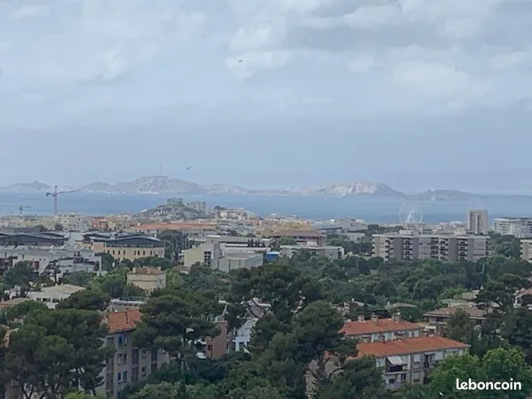 Vends T4 75,8m² habitable / 67m² carrez Traversant au dernier étage Vue magnifique sur Marseille et
