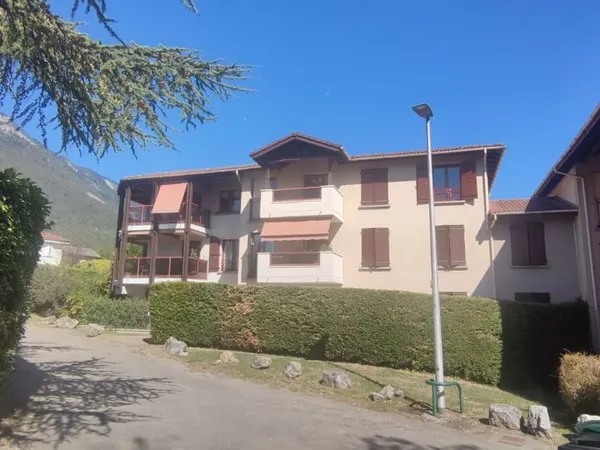 ST ISMIER T3 de 88 M² avec terrasse de 14M²