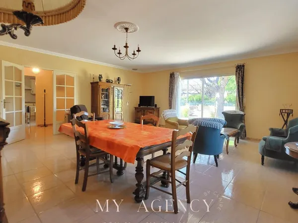 Villa de plain-pied avec garage de 60 m2 à 3 minutes des com