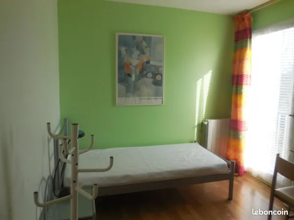 Chambre meublée avec salle d'eau privative dans un grand appartement calme et lumineux limitrophe Bo
