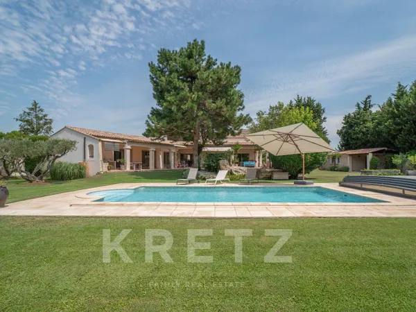Bastide provençale de prestige avec piscine, maison d'amis et terrain paysager de 2 500 m² à vendre