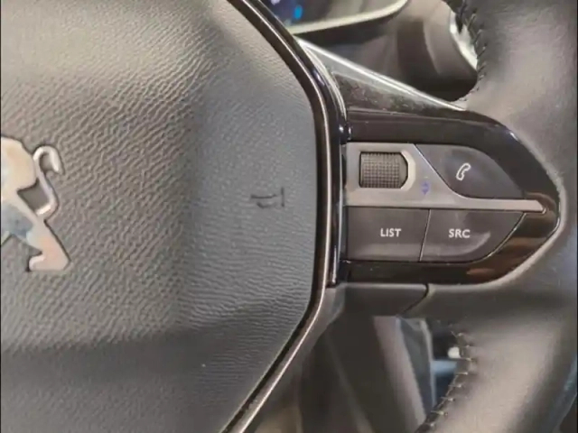 Peugeot 2008 e- 136ch allure — photo 14