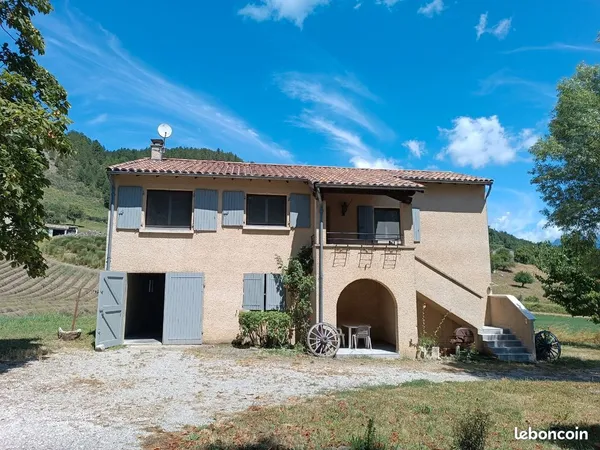 Maison à louer avec garage, jardin, terrasse et vue dégagée sur les montagnes sans vis a vis