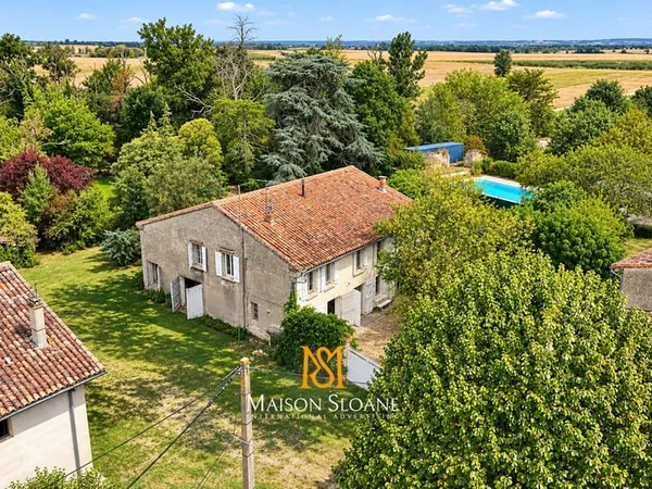 Ancienne ferme sur 8700m2 de terrain arboré
