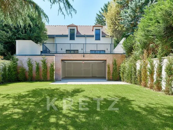 Maison contemporaine avec grandes terrasses et jardin