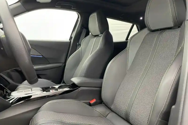 Peugeot 2008 hybrid 145 e-dcs6 — photo 13
