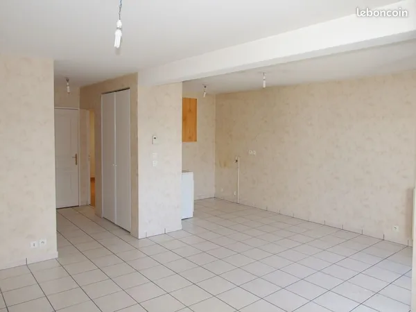 Loue t2 centre ville sainte luce sur loire