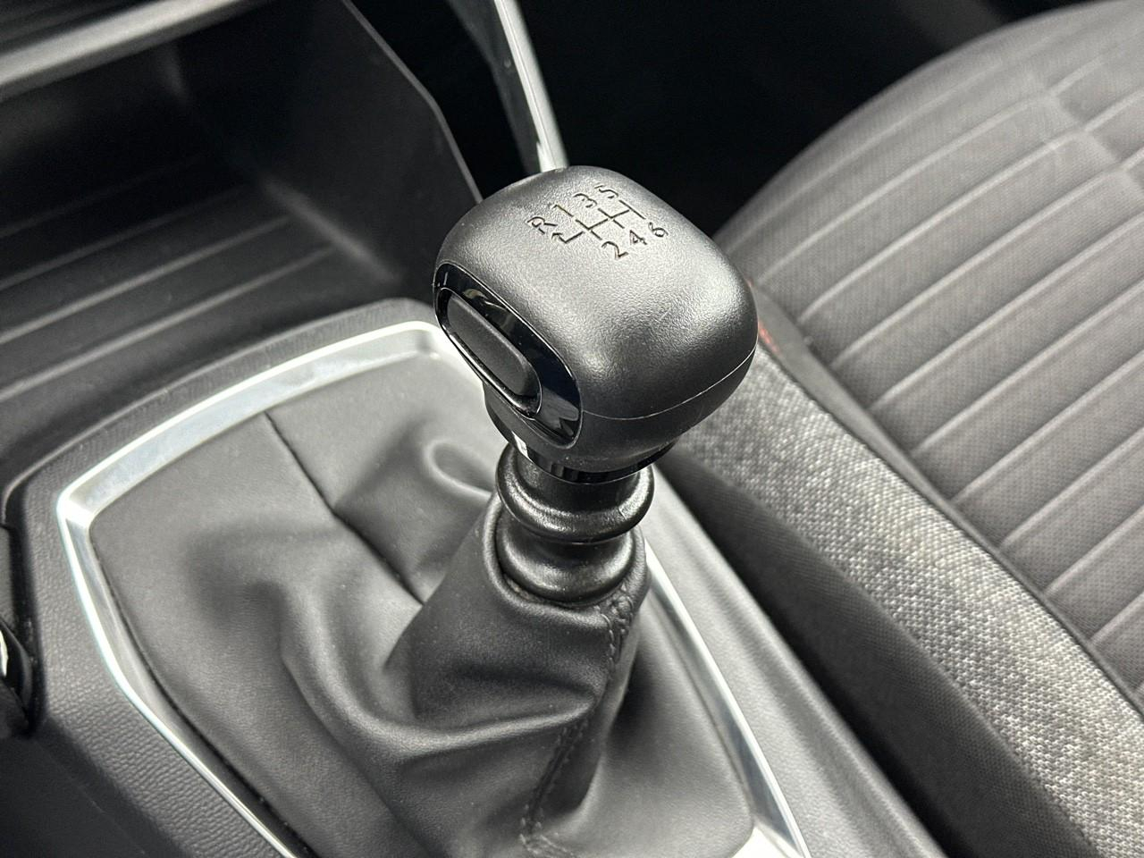 Peugeot 2008 puretech 100 s&s bvm6 active — photo 28