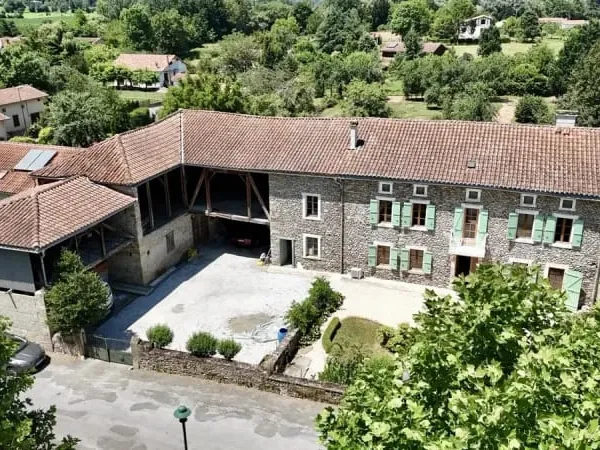Maison en pierre de caractère 250 m² + corps de ferme 551 m² et maison annexe à rénover - Volumes, l