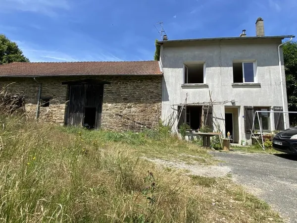 Fermette en pierre dans hameau de campagne