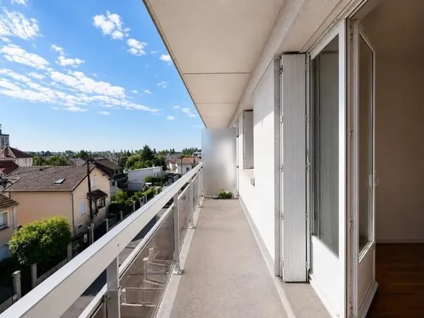 Grand T3 traversant, lumineux, avec balcon filant - 58,29 m2