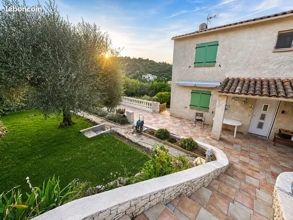 Maison 4 pieces 90 m² avec un sous sol 70 m² piscine vue panoramique sur les montagnes